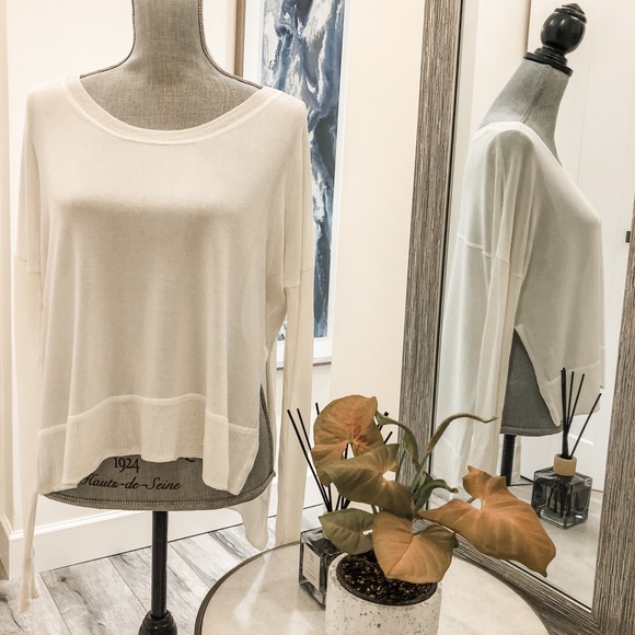 🔥SALE🔥 White Wilfred sweater - Picture 1 of 3